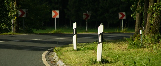 upozorňování na ostrou zatáčku
